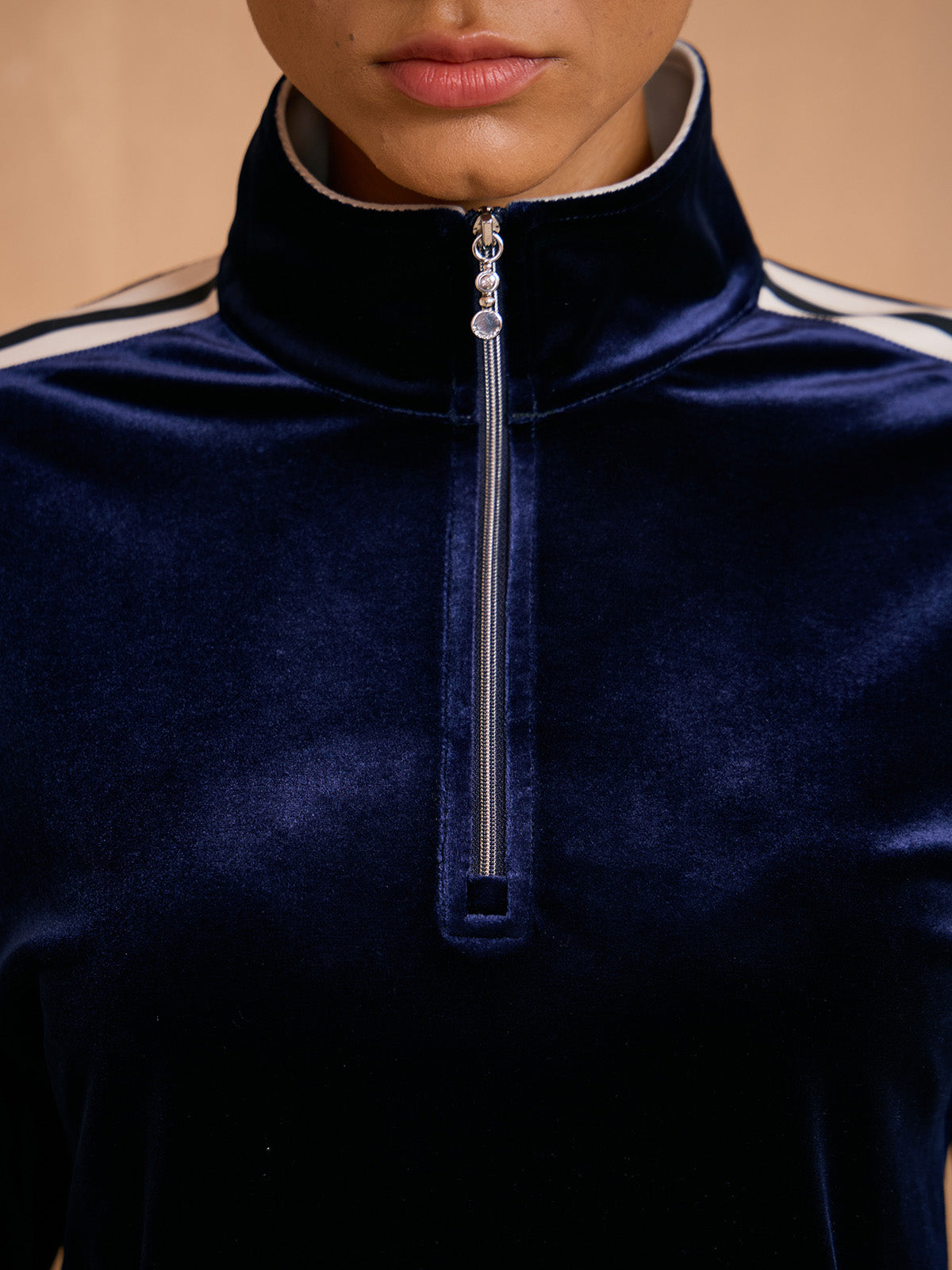 Sudadera de terciopelo con cremallera frontal abierta