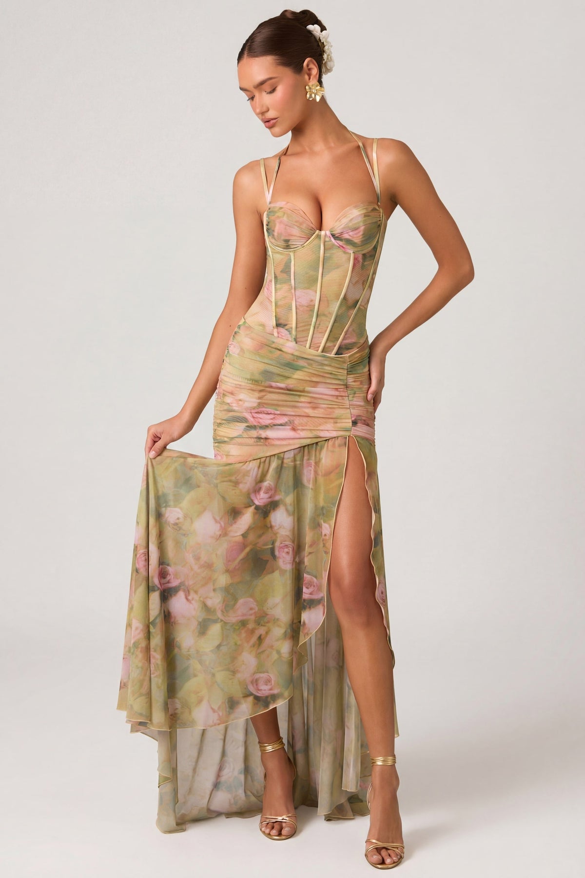 Mujer luciendo un vestido corsé premium Haruna con diseño floral y silueta sirena, destacando la elegancia y sofisticación.