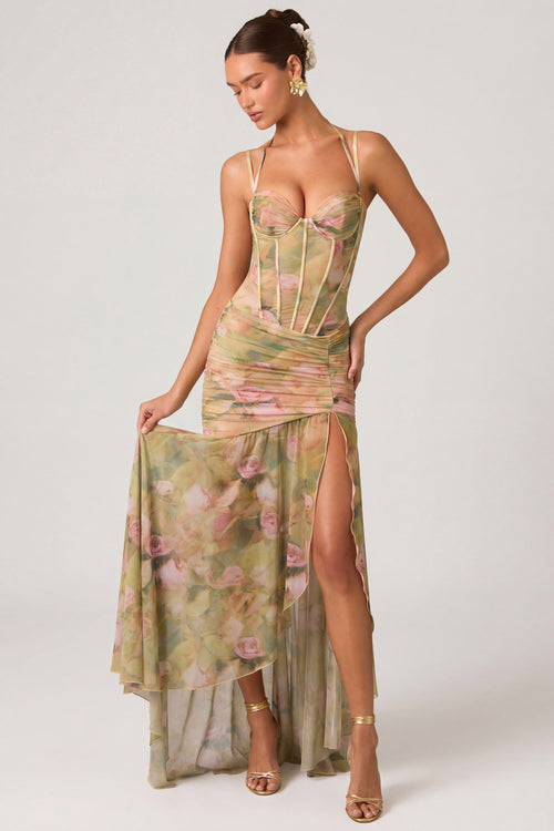 Mujer luciendo un vestido corsé premium Haruna con diseño floral y silueta sirena, destacando la elegancia y sofisticación.