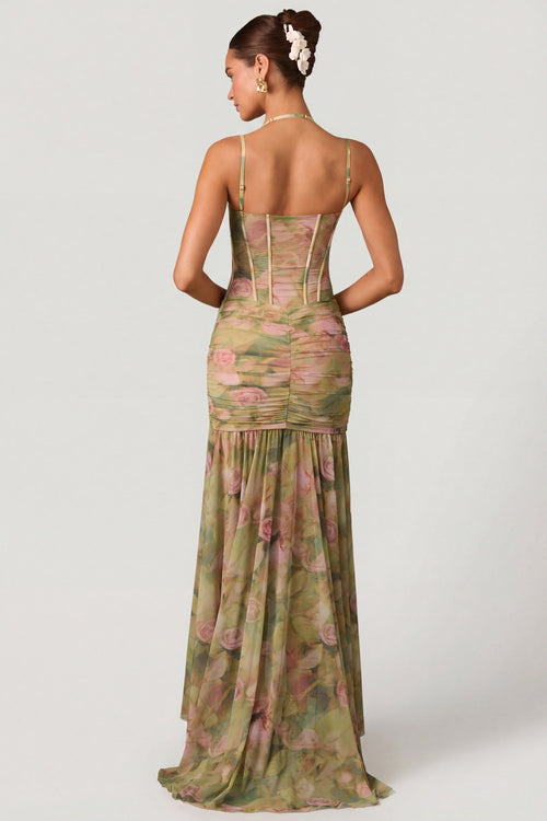 Mujer de espaldas vistiendo el Vestido Corsé Premium Haruna con diseño floral y falda sirena.