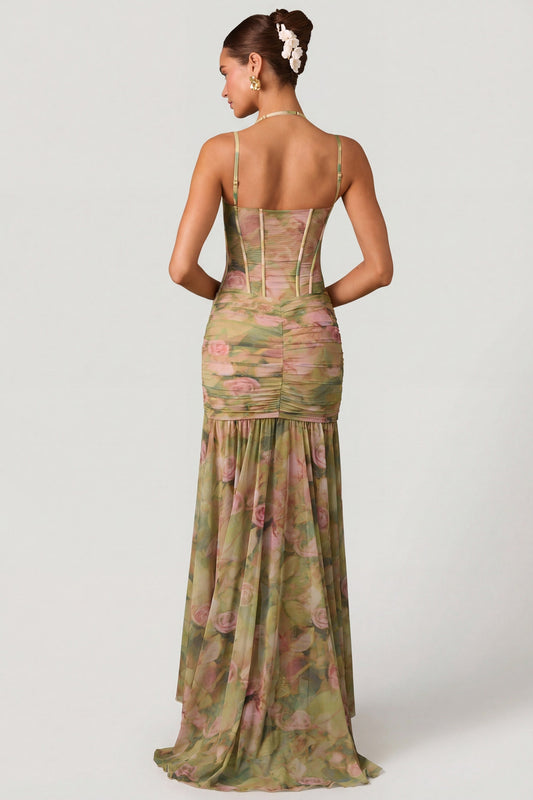 Mujer de espaldas vistiendo el Vestido Corsé Premium Haruna con diseño floral y falda sirena.
