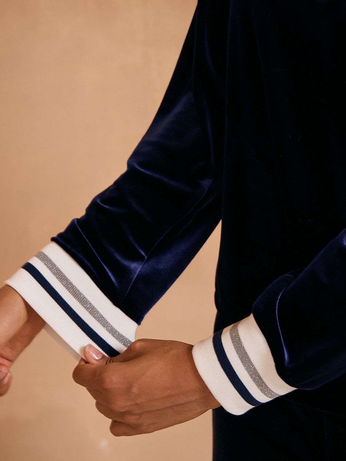 Sudadera de terciopelo con cremallera frontal cerrada